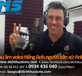 Chúng tôi cung cấp dịch vụ đọc voice tiếng Anh với giọng người bản ngữ Anh/Mỹ, bao gồm: dịch thuật và đọc lời bình tiếng Anh cho phim giới thiệu doanh nghiệp đọc voice-off tiếng Anh cho phim quảng cáo, TVC thu âm tiếng Anh cho app, game thu âm tiếng Anh cho lời chào tổng đài, sách nói, training, e-learning lồng tiếng/thuyết minh tiếng Anh cho video thuộc mọi thể loại